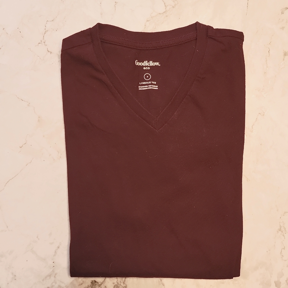 Men's Small (S) maroon v-neck tee